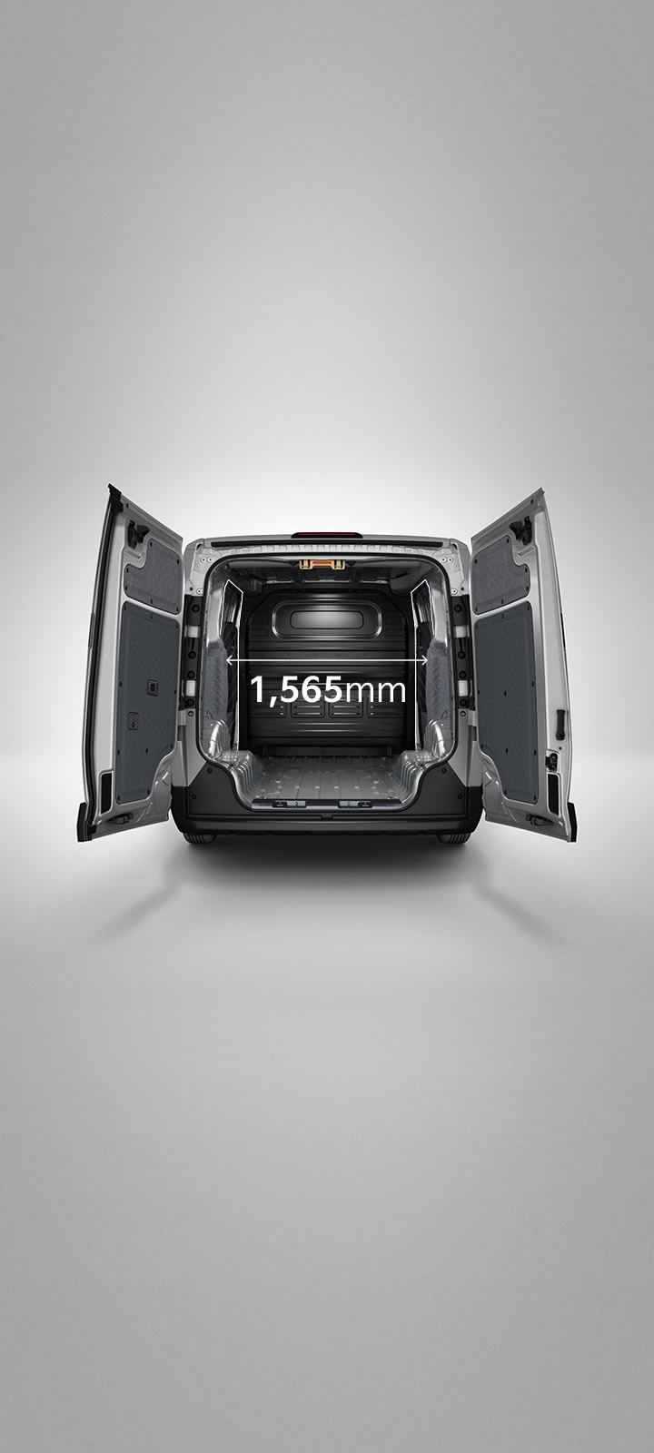 Ansicht des Kia PV5 Cargo von hinten mit geöffneten Laderaumtüren.